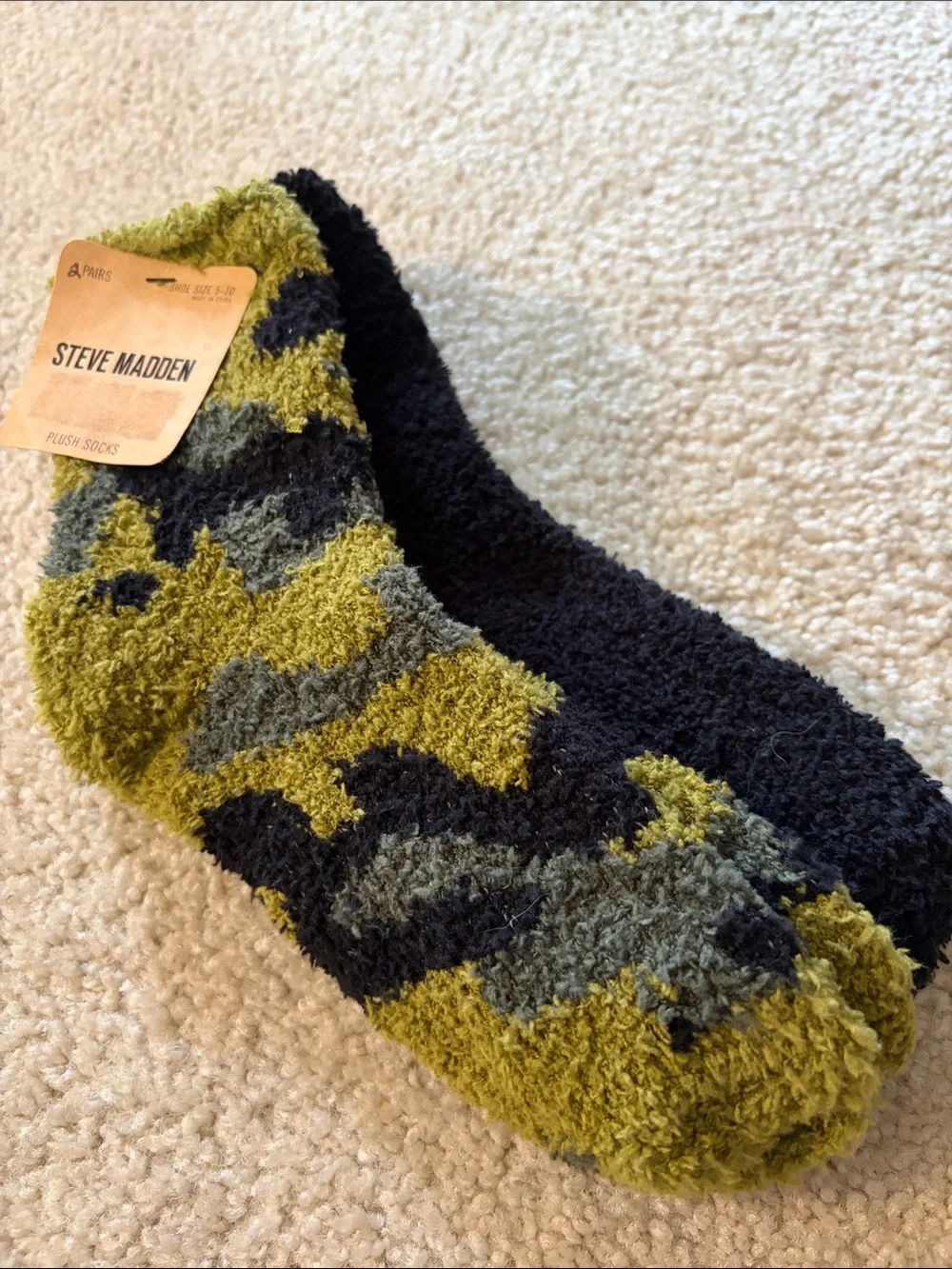 Steve Madden Women’s  Plush Socks Set of 2 - Camo & Black Pair Size 5-10 NWT